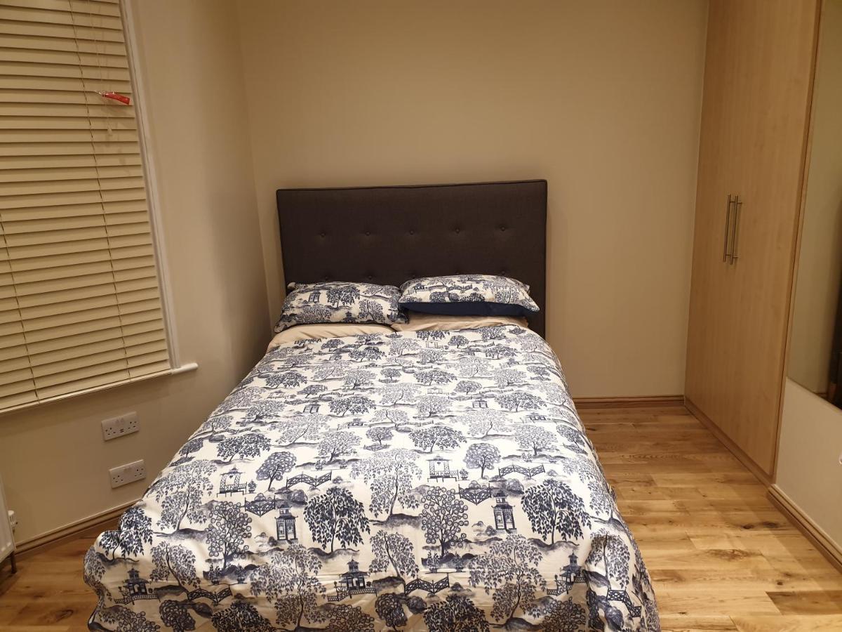 London Luxury Apartments 3 Bedroom Sleeps 8 With 3 Bathrooms 4 Mins Walk To Tube Free Parking Ilford Exterior photo