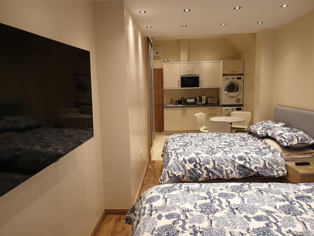 London Luxury Apartments 3 Bedroom Sleeps 8 With 3 Bathrooms 4 Mins Walk To Tube Free Parking Ilford Exterior photo