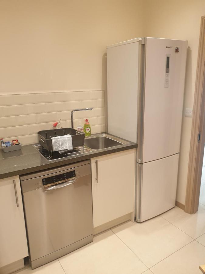 London Luxury Apartments 3 Bedroom Sleeps 8 With 3 Bathrooms 4 Mins Walk To Tube Free Parking Ilford Exterior photo